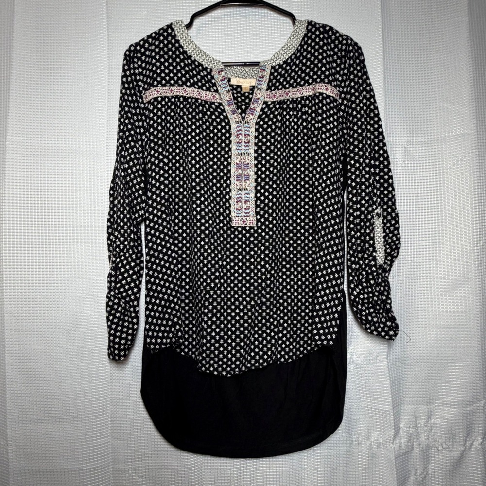 Skies‎ Are Blue Tunic Top L Black White Geometric Roll Tab Sleeve 34126